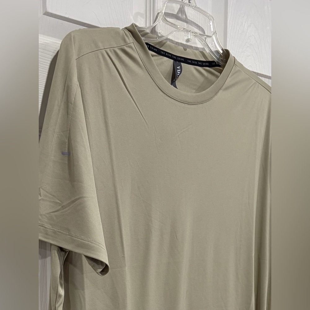 Vuori Men's Large Terra Run Tee T-Shirt Winter Pear Green NWT Running Stretch - Picture 2 of 9